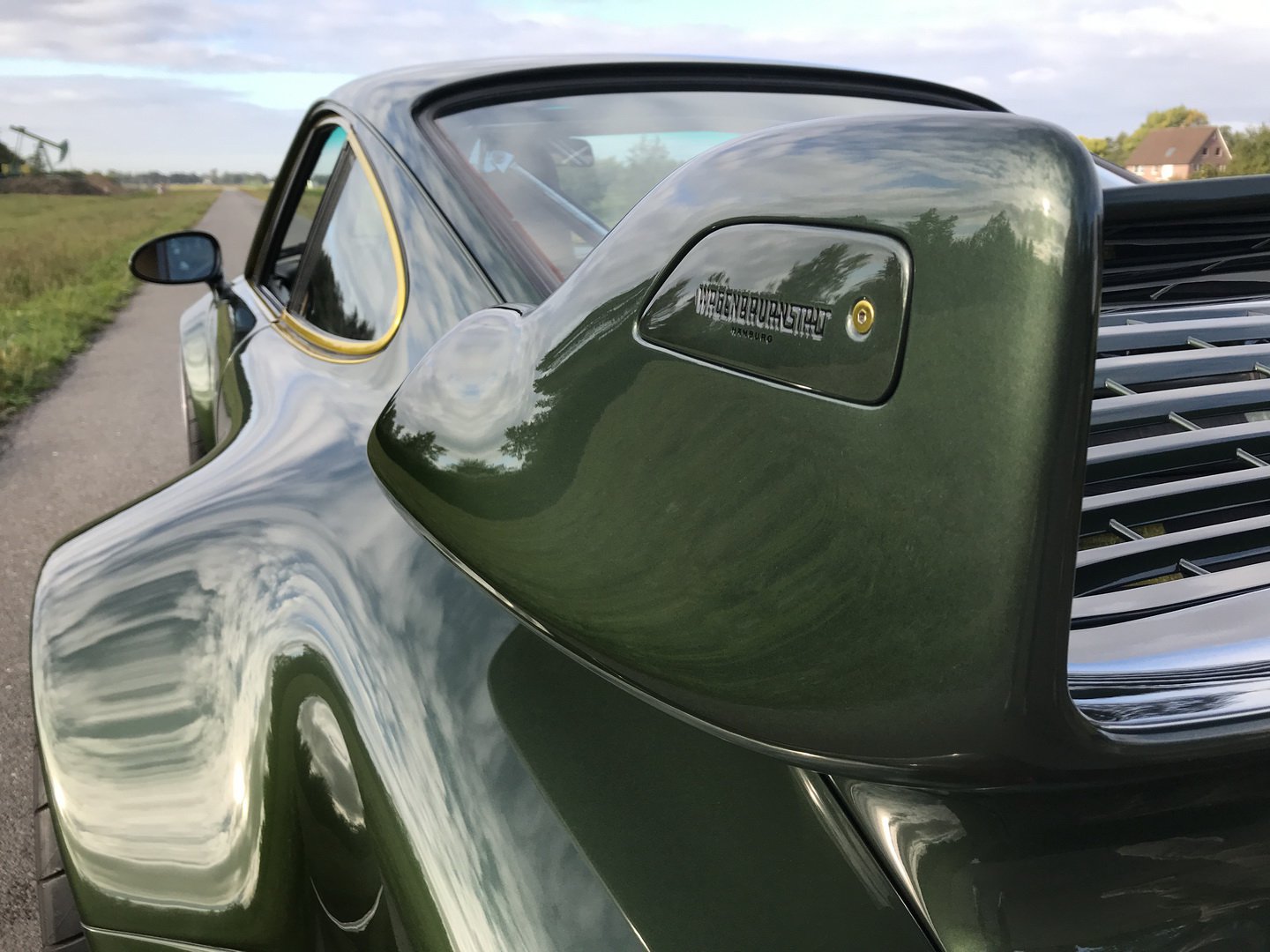 Cánh gió xe Porsche 911 Turbo với logo Wagenbauanstalt