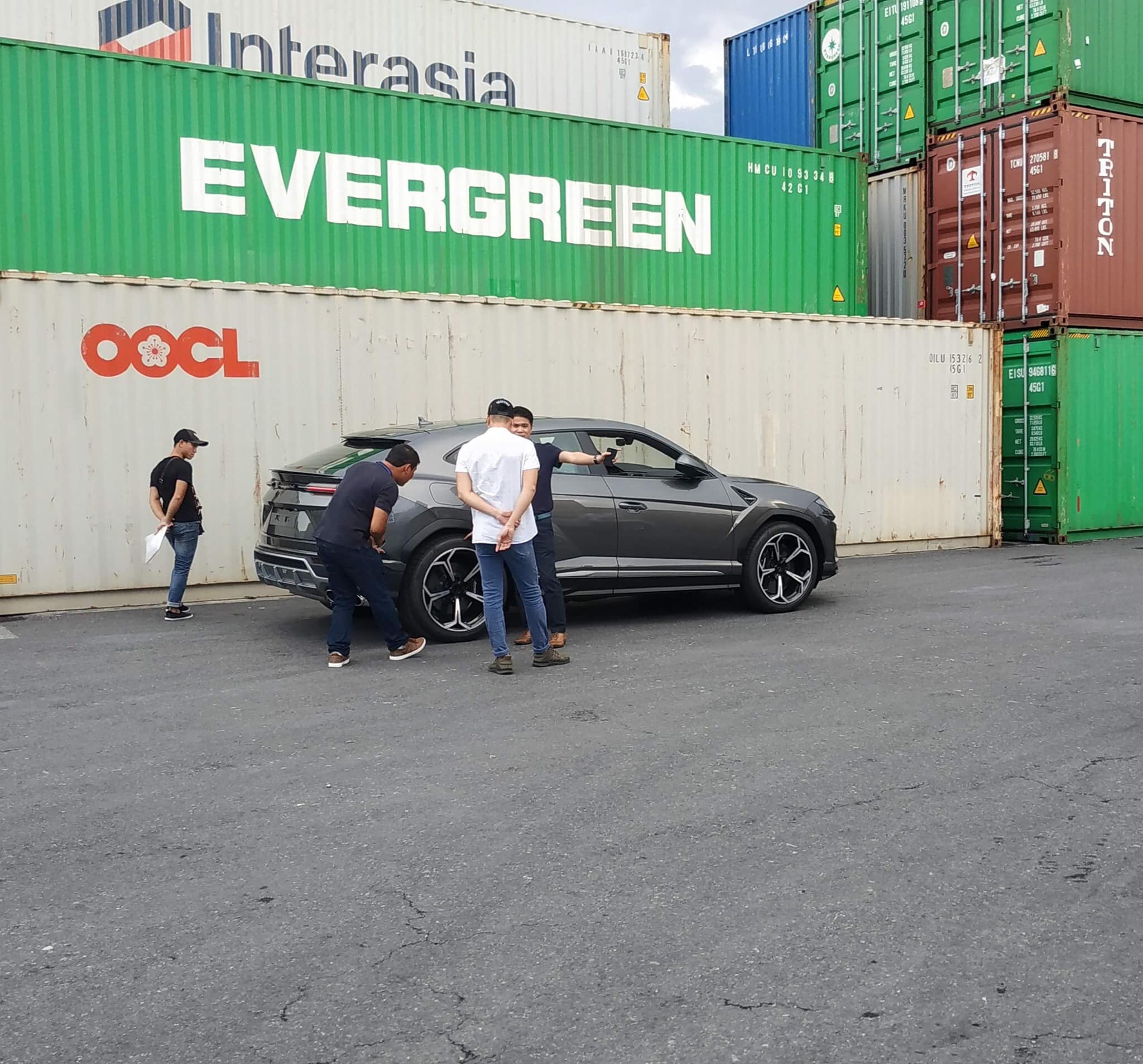 Hai chiếc xe được mang lên xe chuyên dụng và chở đi ngay