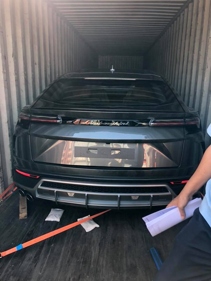 Chiếc Lamborghini Urus đang trong quá trình "khui công"