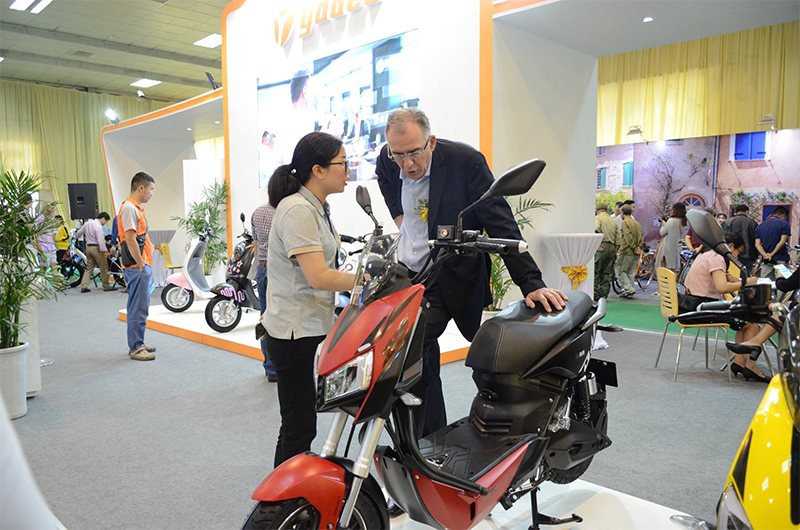 Ngoài các sản phẩm về xe đạp, xe đạp điện, các gian hàng phụ kiện cũng là nơi người tiêu dùng quan tâm