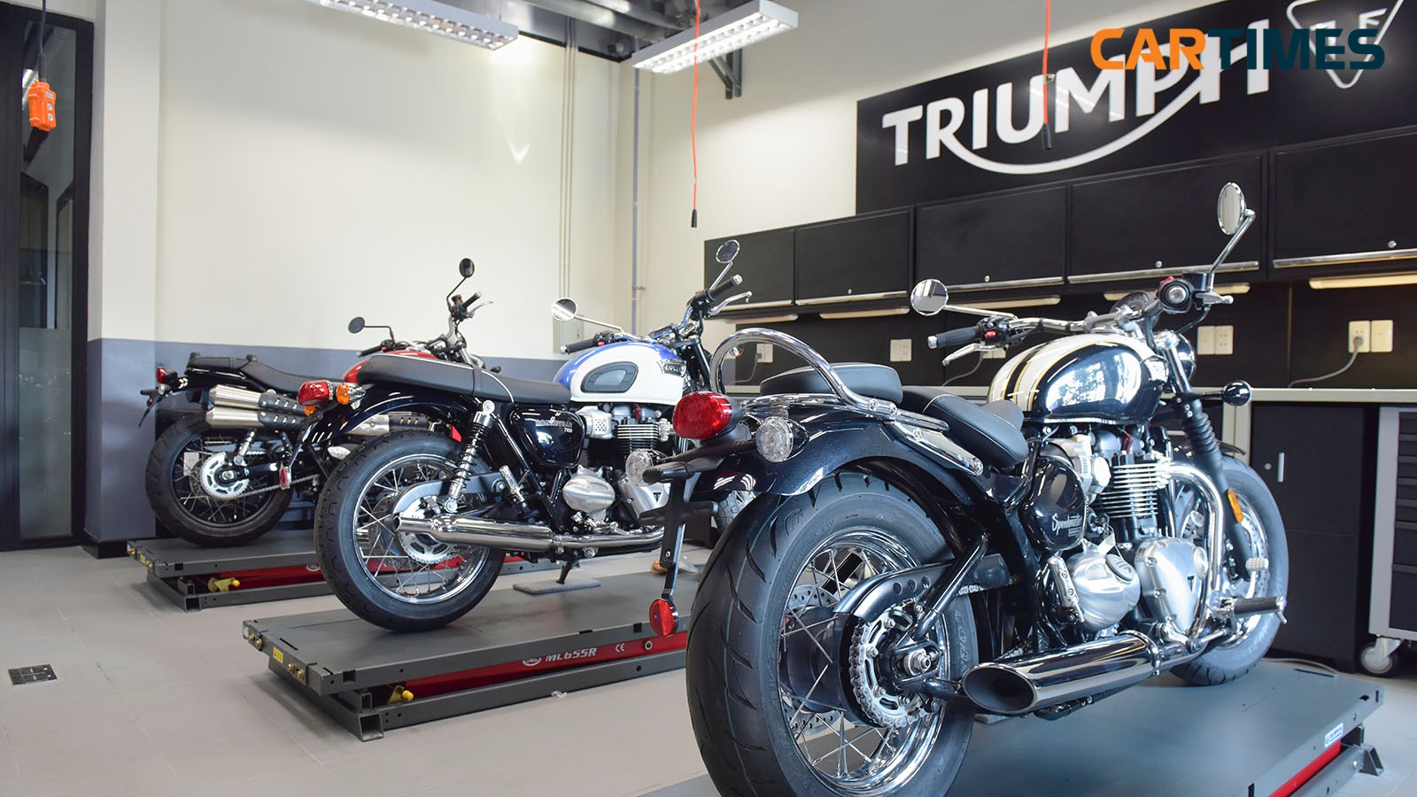Khu vực xưởng gara của Triumph bên trong đại lý 