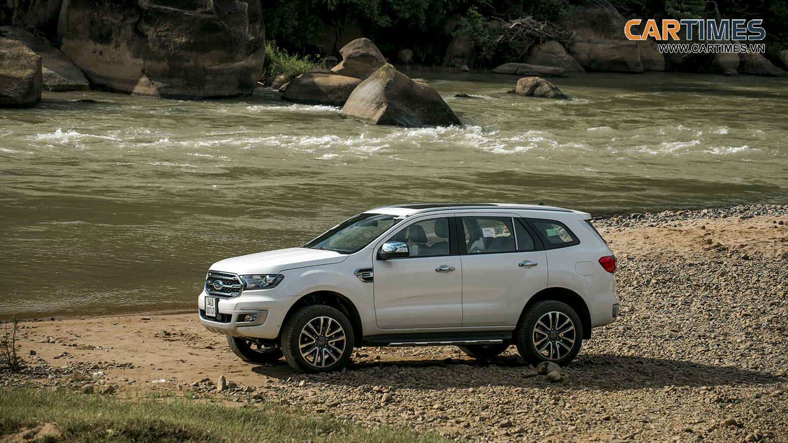 Ford Everest 2018 phiên bản Ambiente đã có giá chính thức và bắt đầu nhận đặt cọc