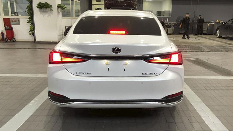 Thiết kế đèn hậu xe Lexus ES 250 2019
