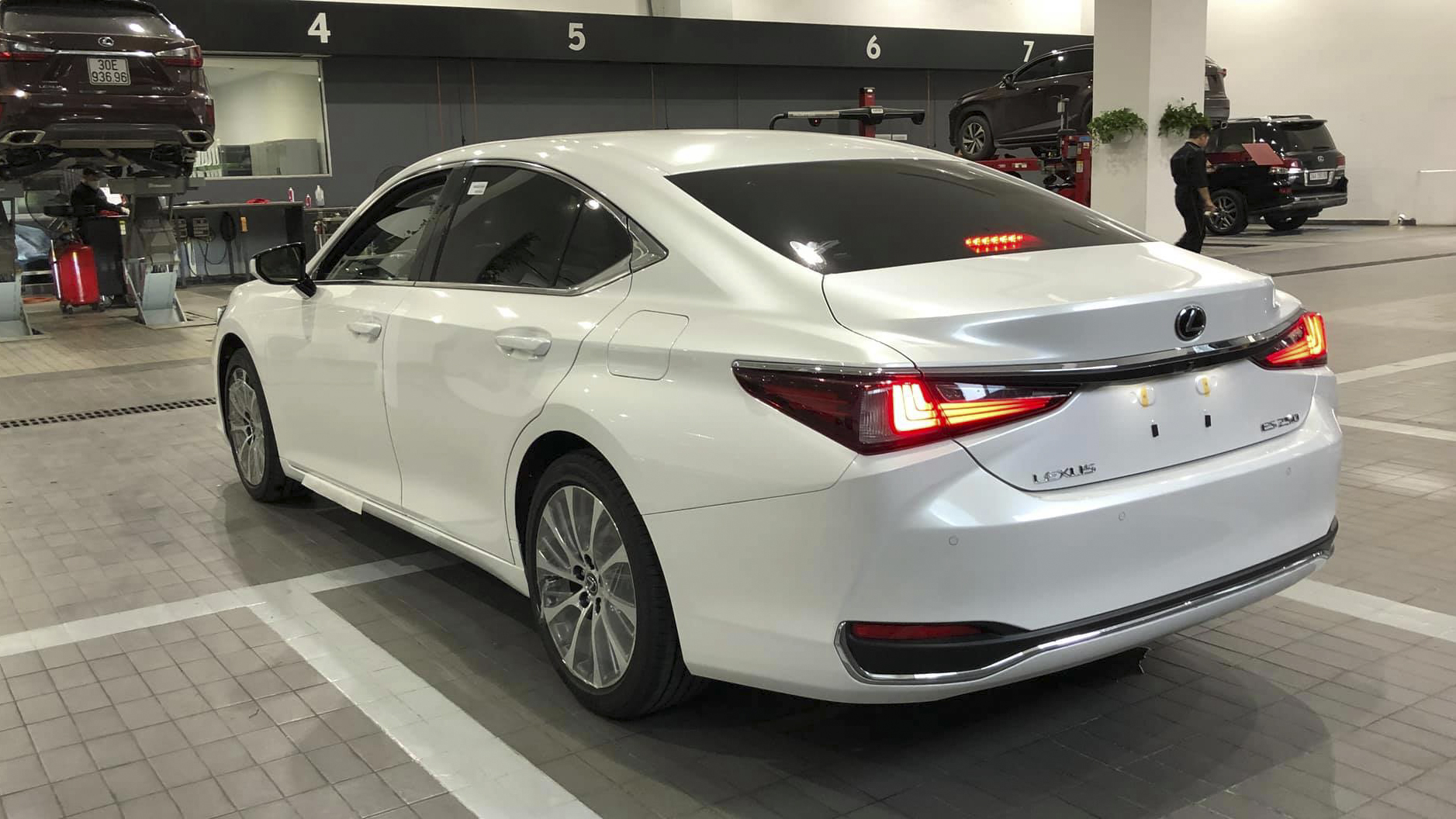 Thiết kế đuôi xe Lexus ES 250 2019