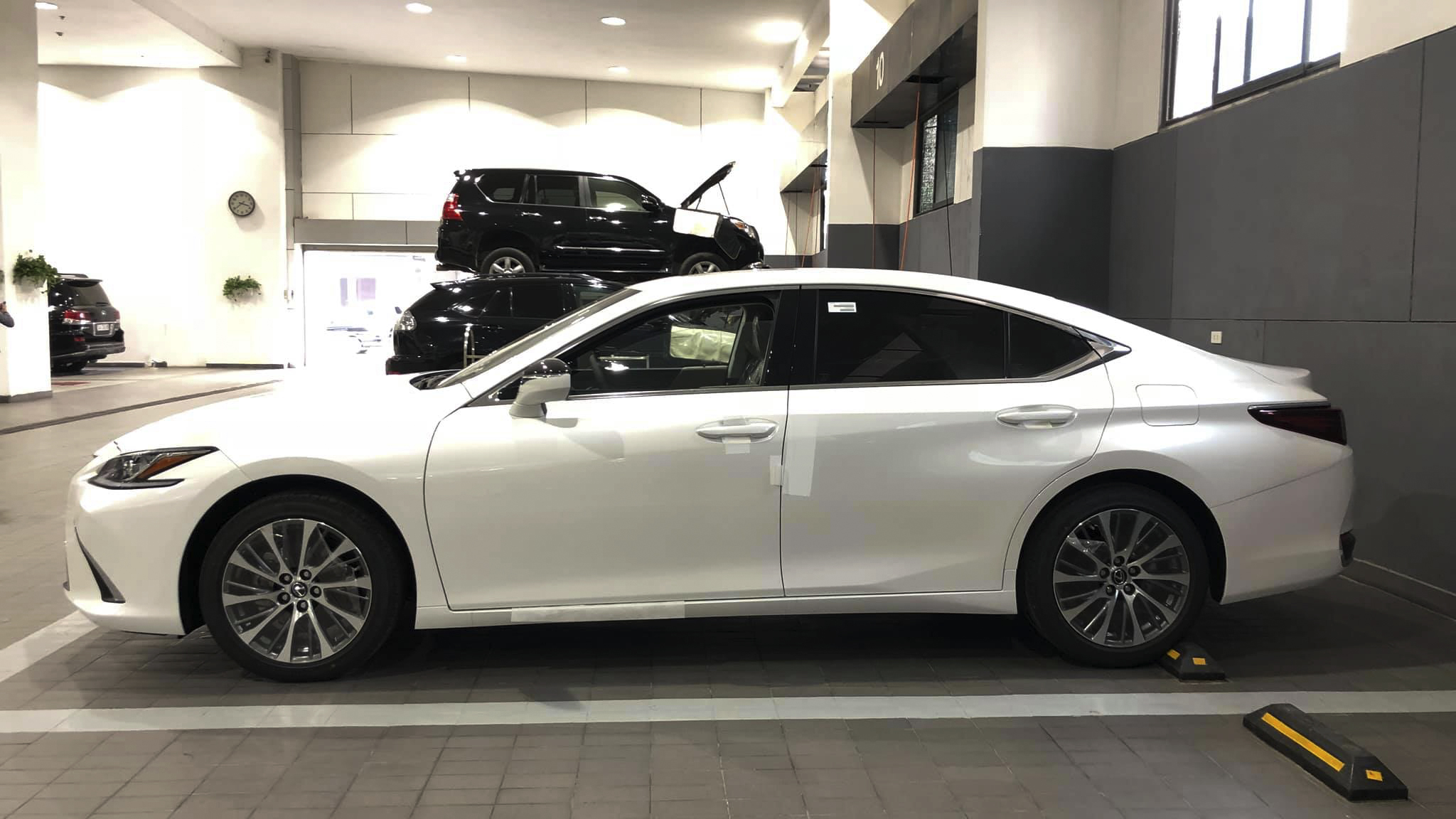 Thiết kế bên hông xe Lexus ES 250 2019