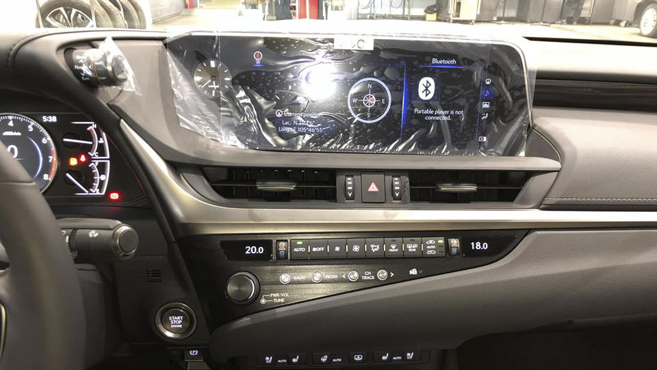 Màn hình giải trí 12 inch trên Lexus ES 250 2019