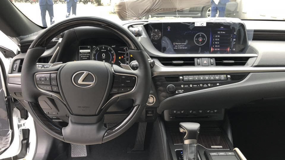 Thiết kế hàng ghế trước xe Lexus ES 250 2019