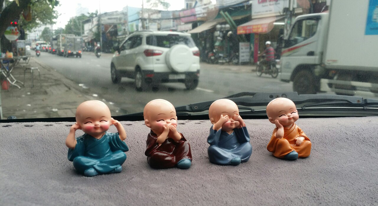 Có những vật phẩm không nên dùng để trang trí trên ô tô