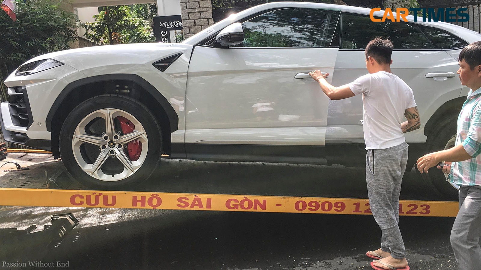 Minh "nhựa" lần đầu vần vô lăng Lamborghini Urus