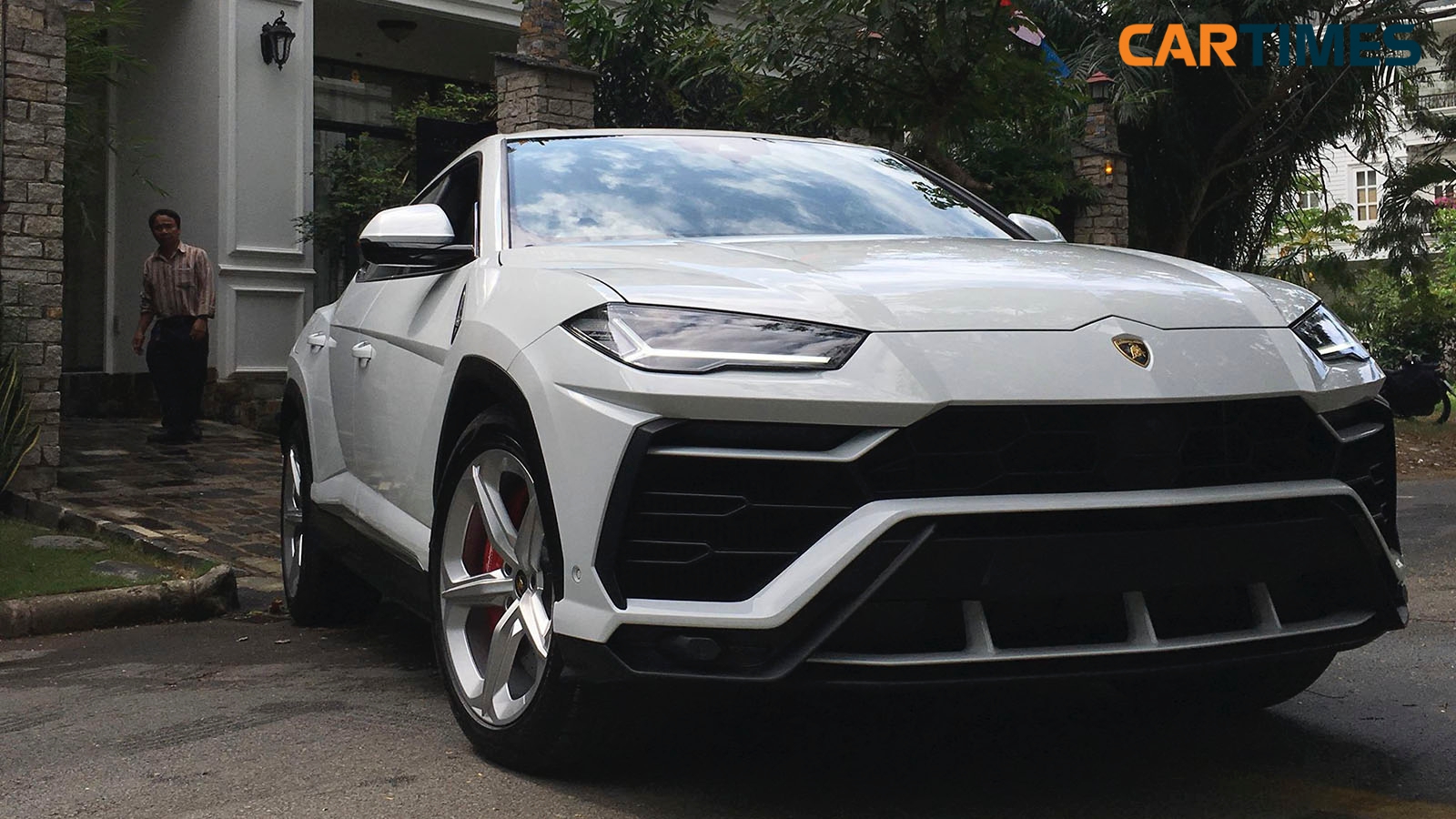 Xem thêm một số hình ảnh của Lamborghini Urus tại nhà Minh "nhựa"