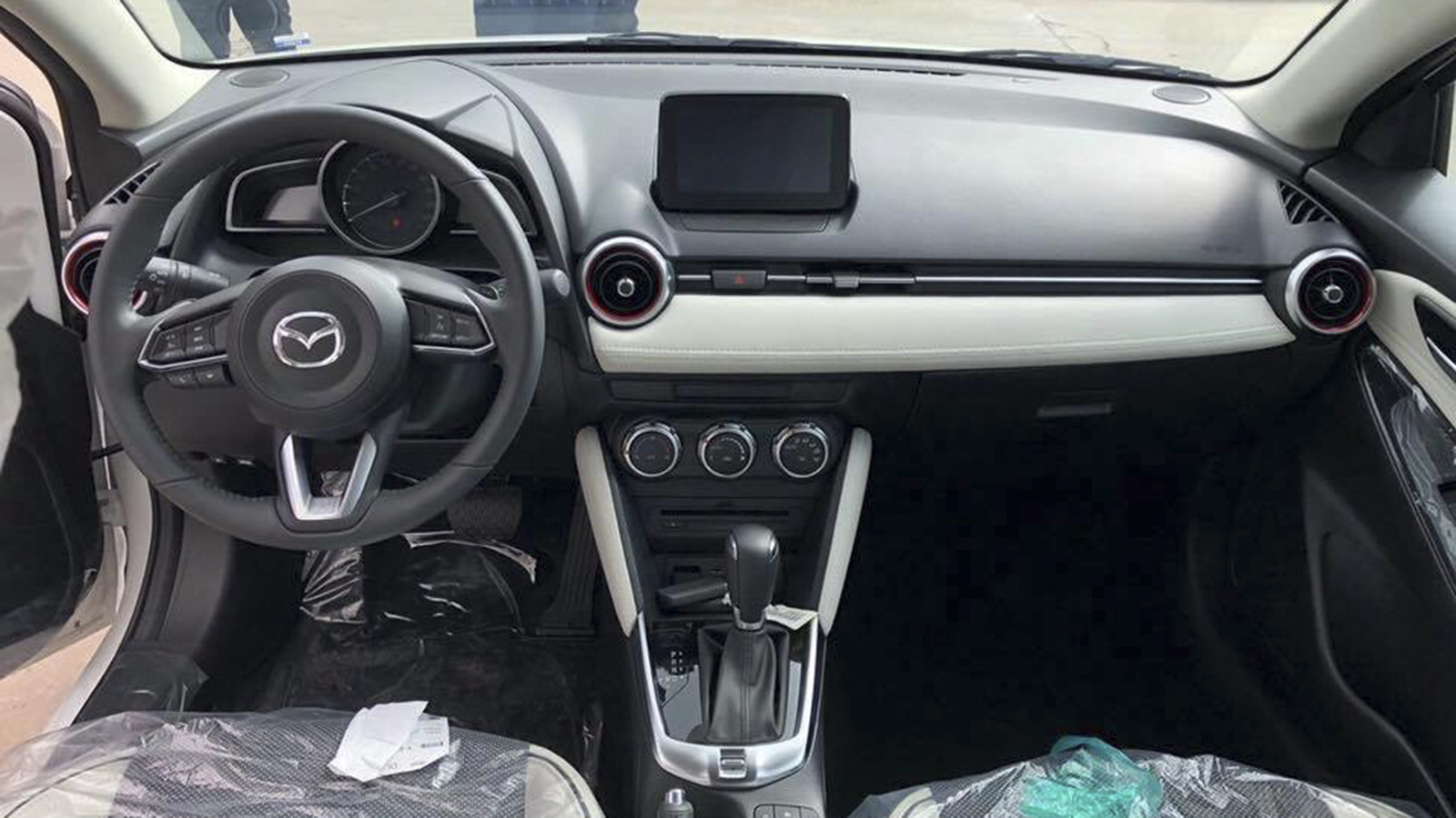 Thiết kế hàng ghế trước của xe Mazda2