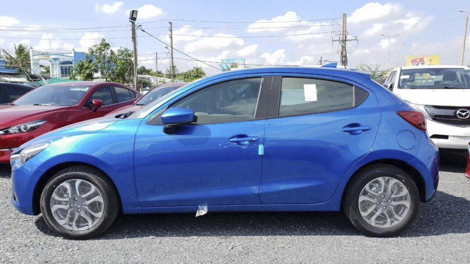 Xe Mazda2 vẫn giữ nguyên thiết kế nhưng nâng cấp về trang bị