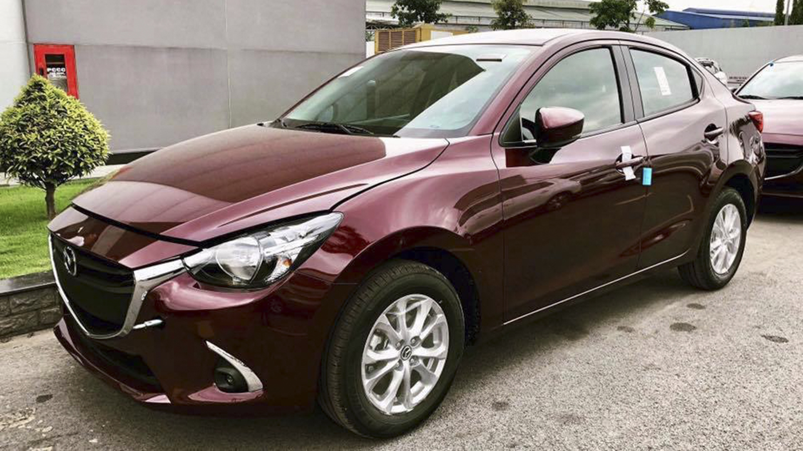 Mazda2 phiên bản màu đỏ sẫm 45R