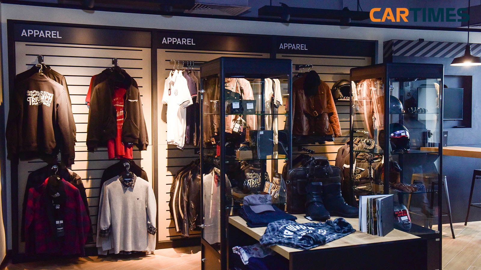 Khu vực bán đồ lưu niệm, quần áo phụ kiện bên trong showroom Triumph