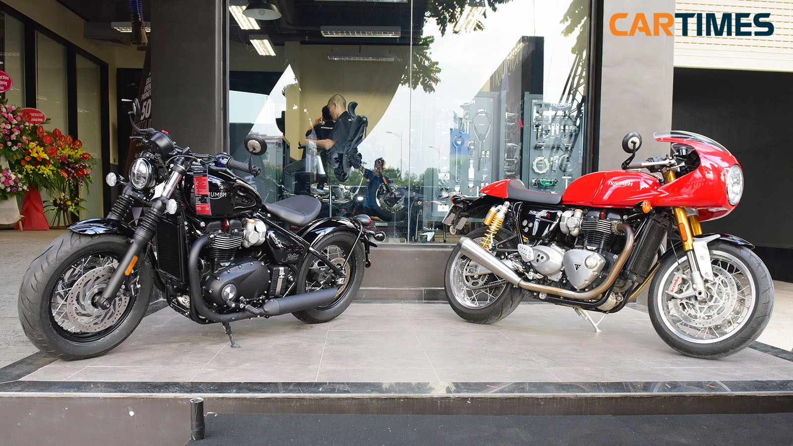 Cặp đôi Triumph Bonneville Bobber và Thruxton