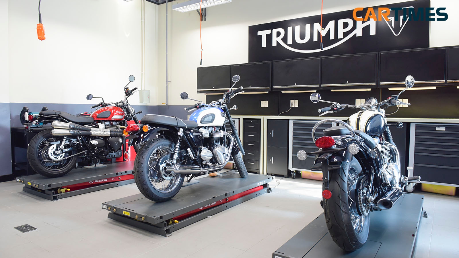 Khu vực gara sửa chữa tại đại lý Triumph