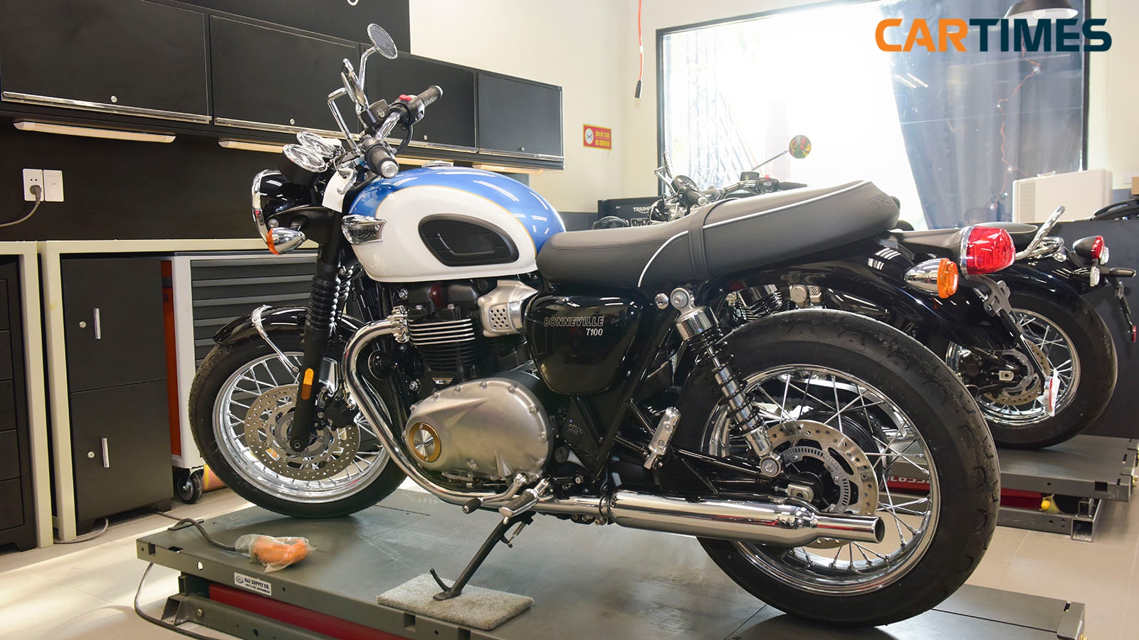 Mẫu xe Triumph Bonneville T100 màu xanh-trắng