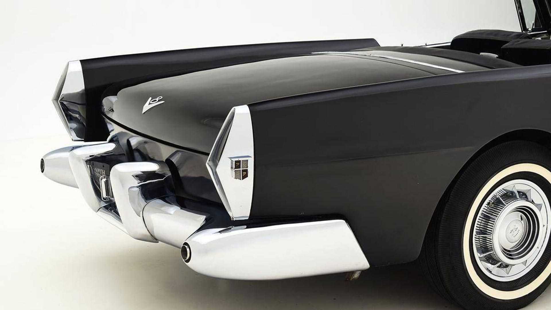 Logo Cadilac ở bên hông xe