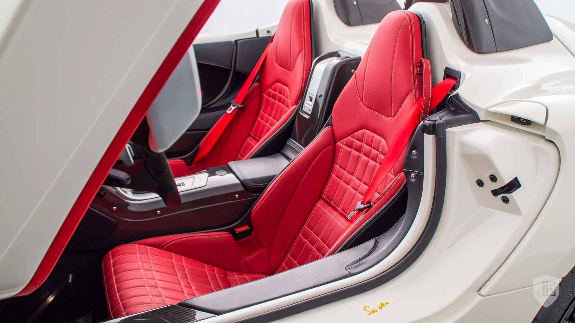 Xe Mercedes-Benz SLR McLaren Stirling Moss 2009 có nội thất màu đỏ