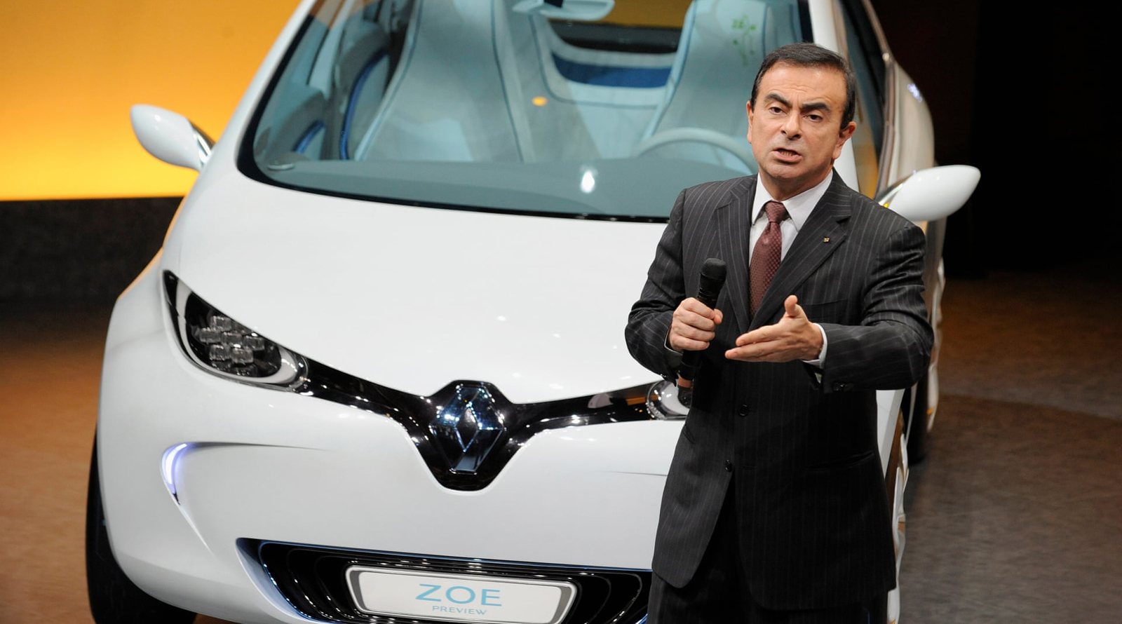 Chủ tịch Nissan Motors Carlos Ghosn bị bắt và thẩm vấn hôm 19/11