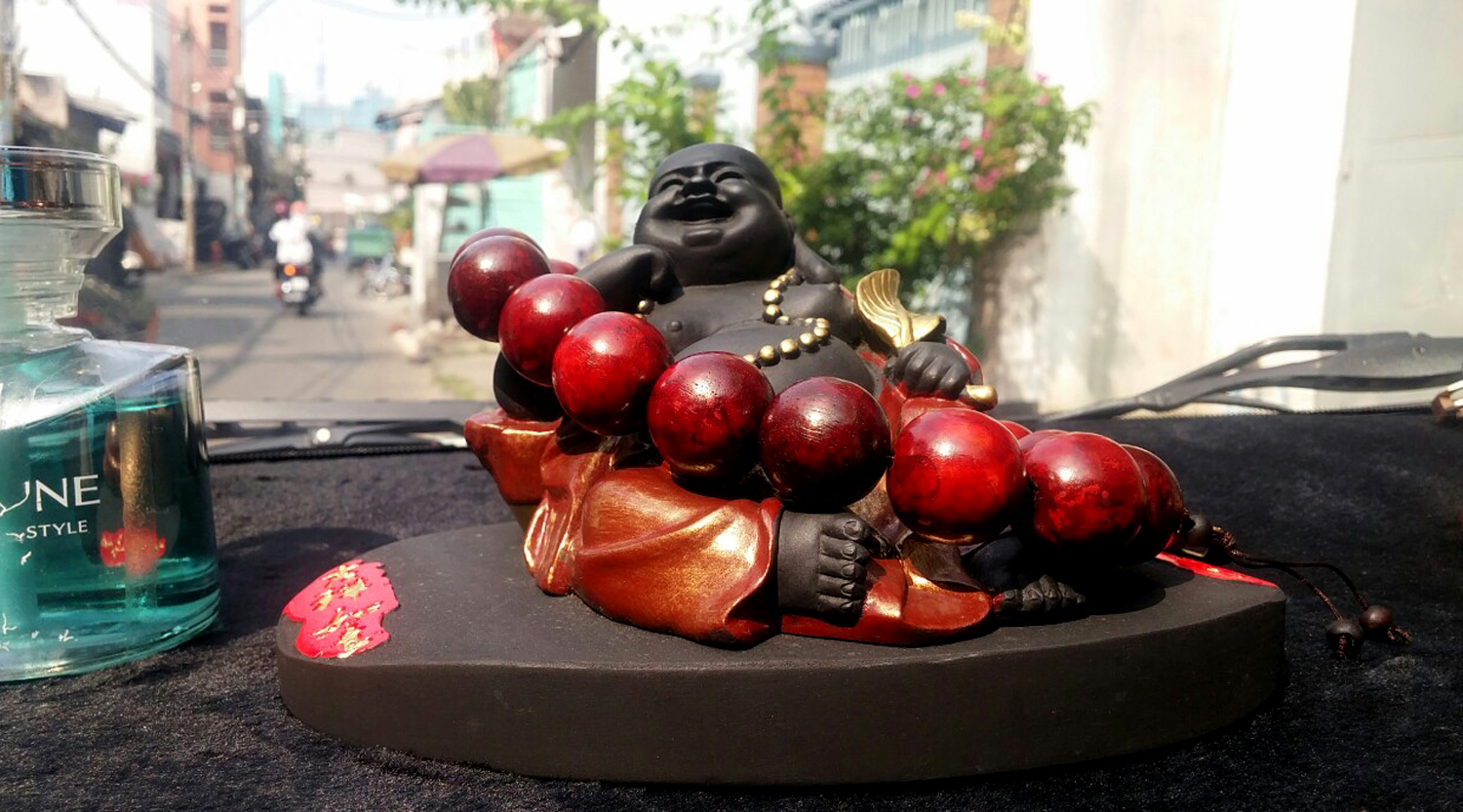 Chọn tượng thần tài phù hợp đặt trên xe sẽ mang lại may mắn an lành cho người mệnh Mộc