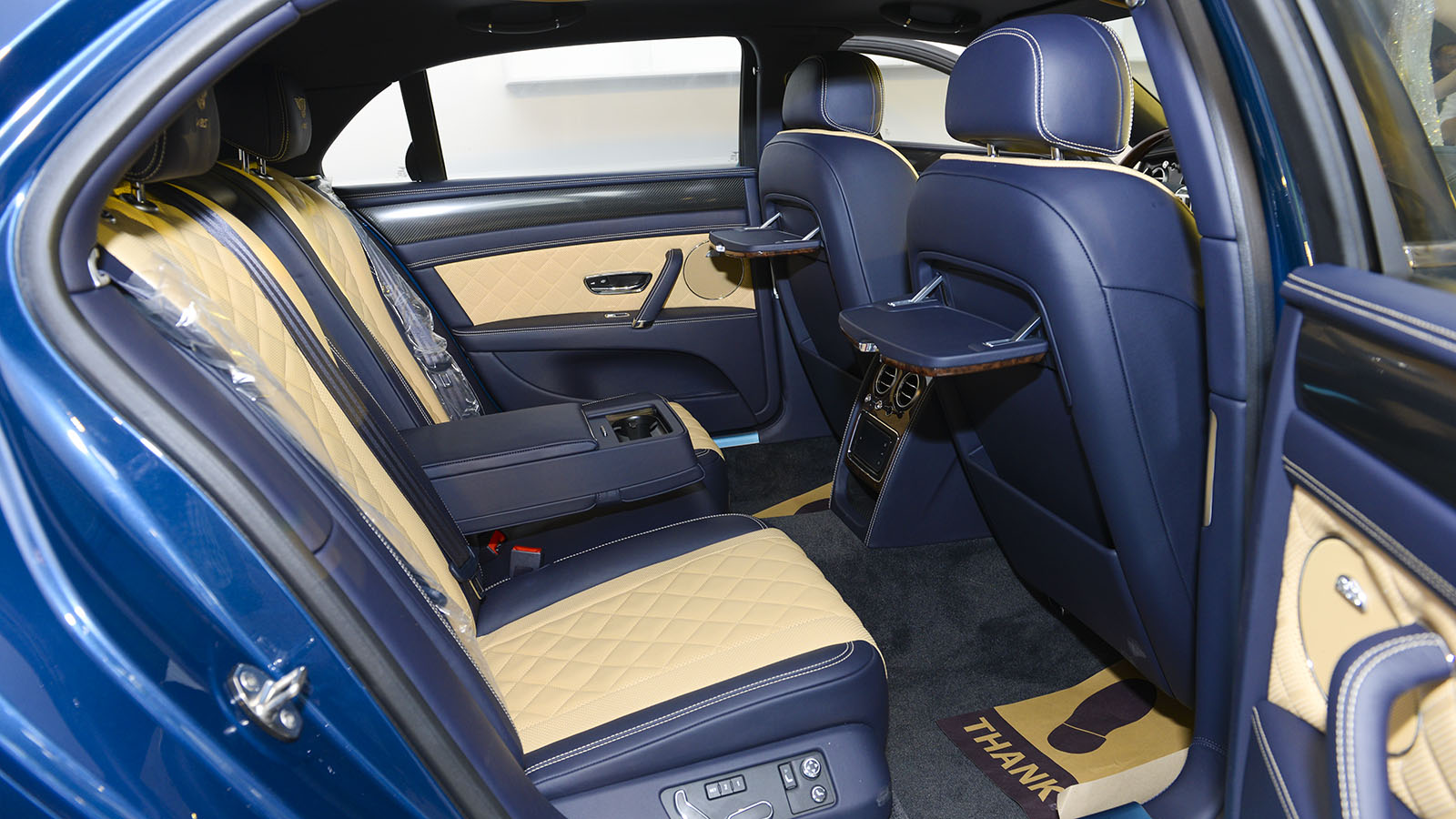 Hàng ghế thứ 2 trên xe Bentley Flying Spur V8 S