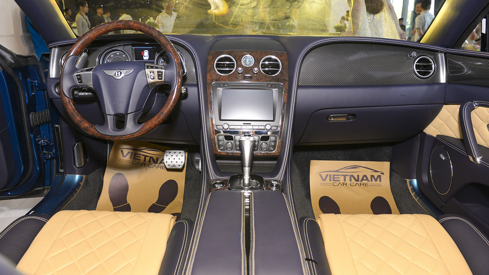 Hàng ghế trước xe Bentley Flying Spur V8 S