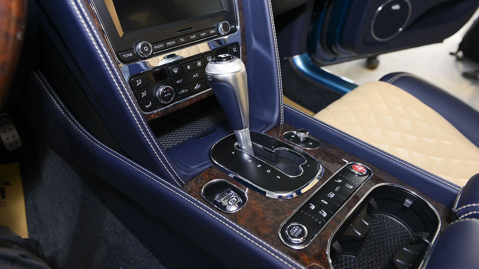 Cần số trên xe Bentley Flying Spur V8 S