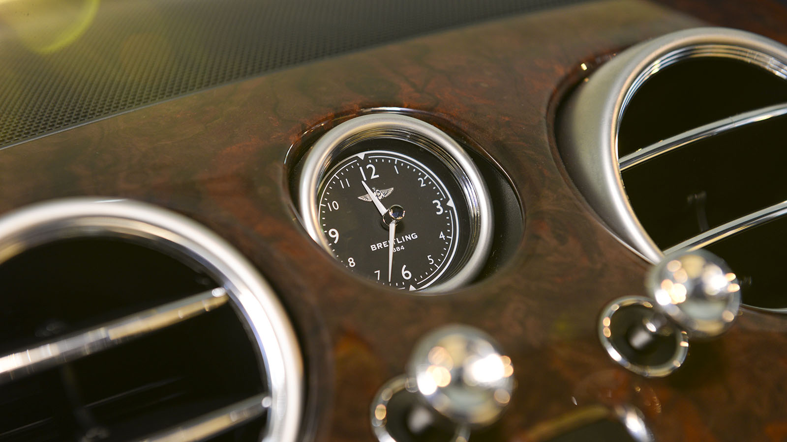 Đồng hồ trên xe Bentley Flying Spur V8 S