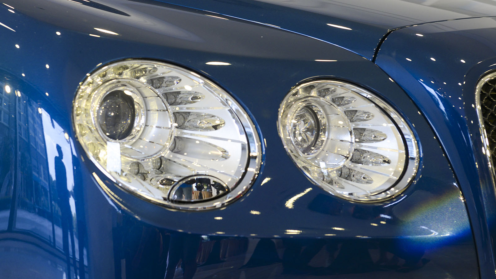 Thiết kế đèn pha trên xe Bentley Flying Spur V8 S