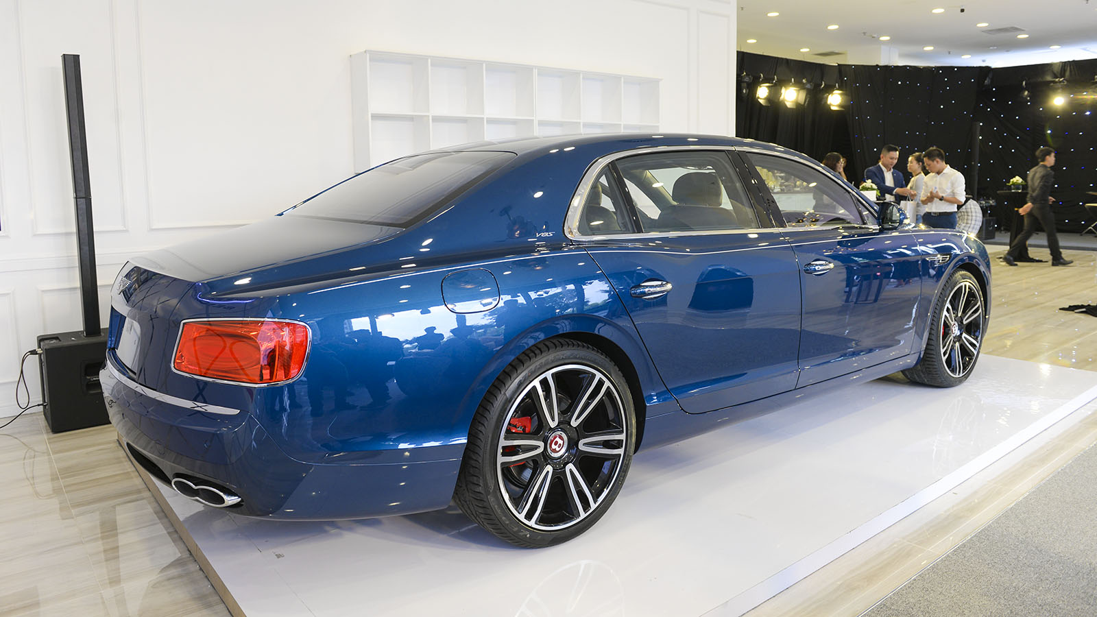 Thiết kế hông xe Bentley Flying Spur V8 S