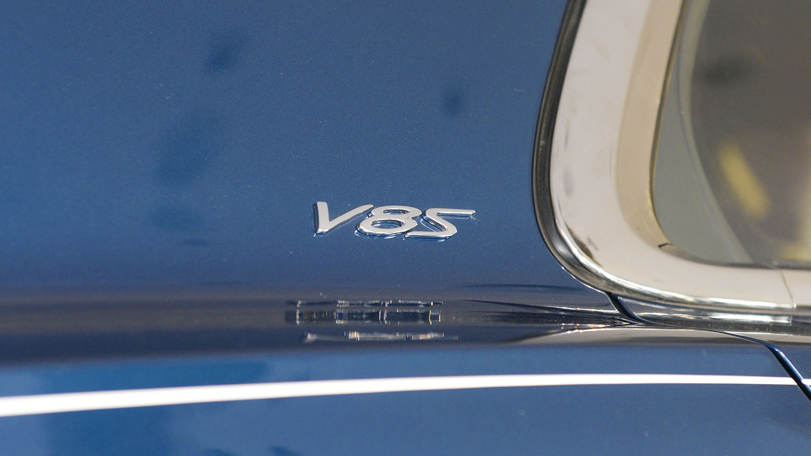 Logo V8 S trên xe Bentley Flying Spur V8 S