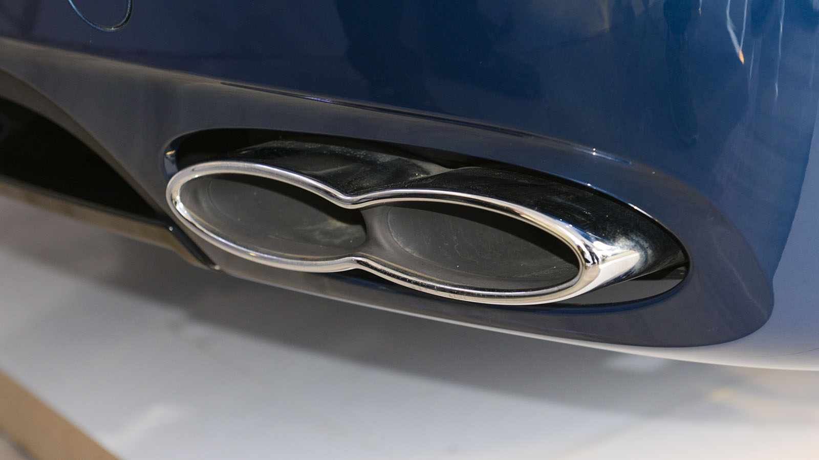 Thiết kế ốp ống xả trên xe Bentley Flying Spur V8 S