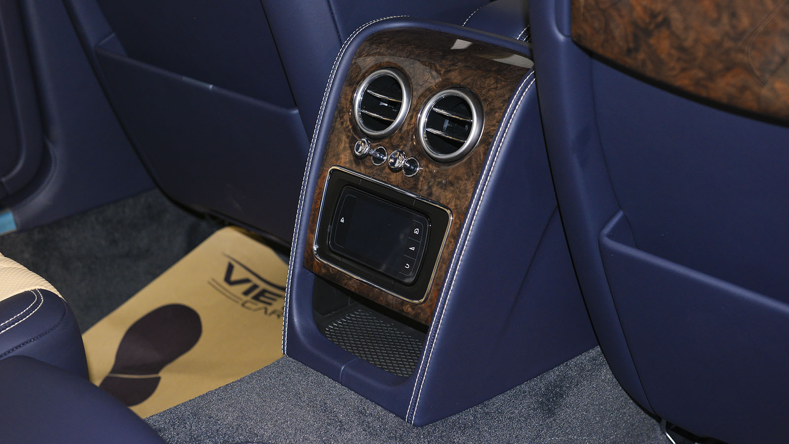 Cửa gió hàng ghế sau trên xe Bentley Flying Spur V8 S