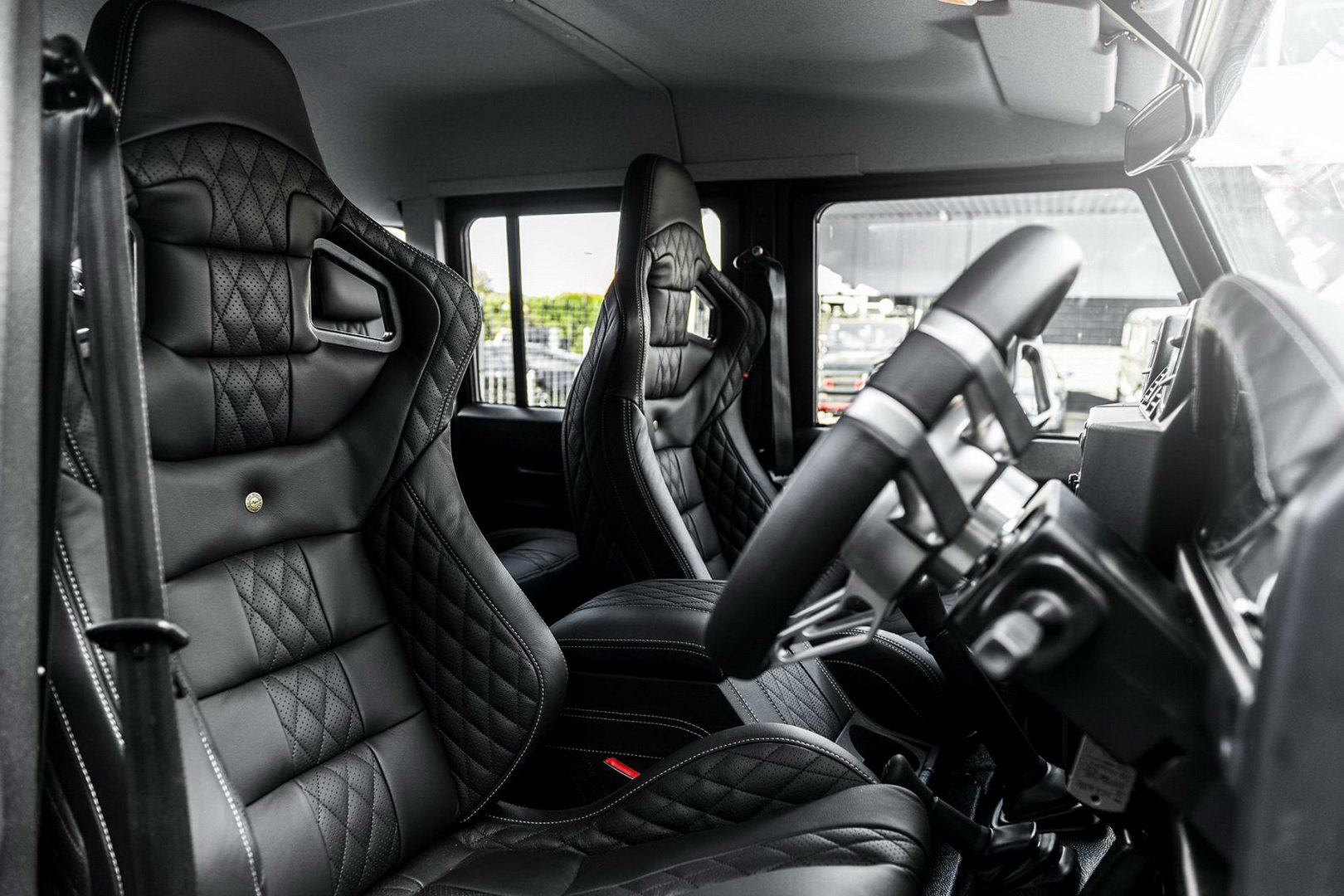Thiết kế hàng ghế trước xe Land Rover Defender Kahn Design Chelsea Truck Company