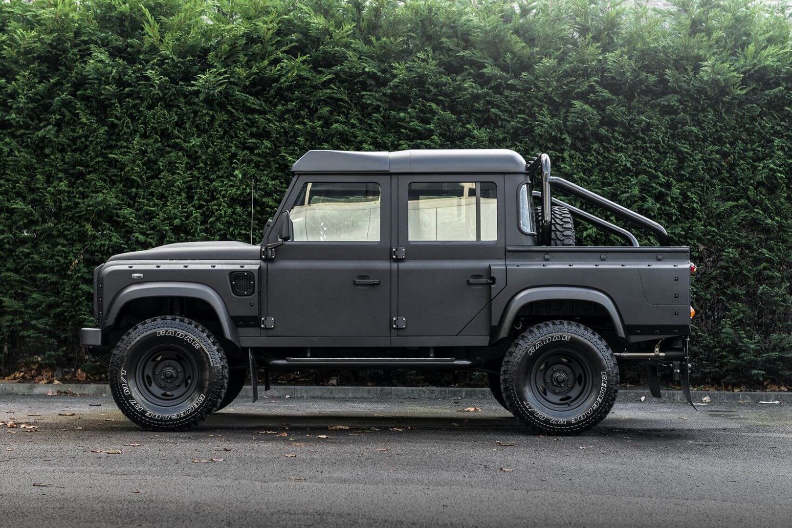 Thiết kế bên hông xe Land Rover Defender Kahn Design Chelsea Truck Company
