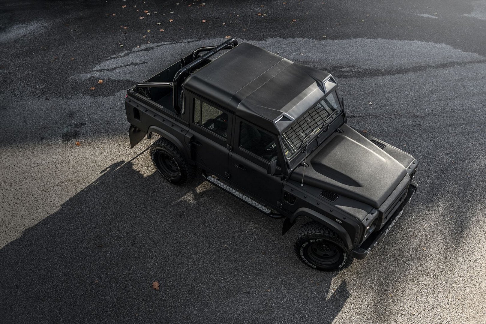 Thiết kế trần xe Land Rover Defender Kahn Design Chelsea Truck Company