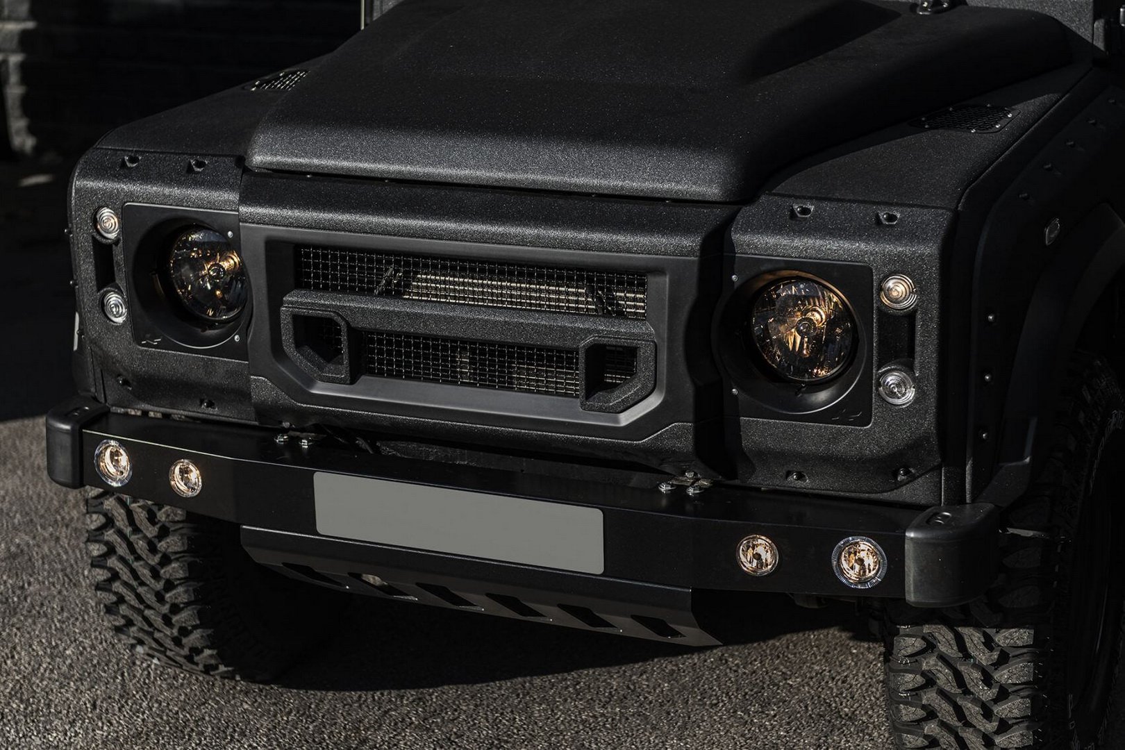 Đầu xe Land Rover Defender Kahn Design Chelsea Truck Company