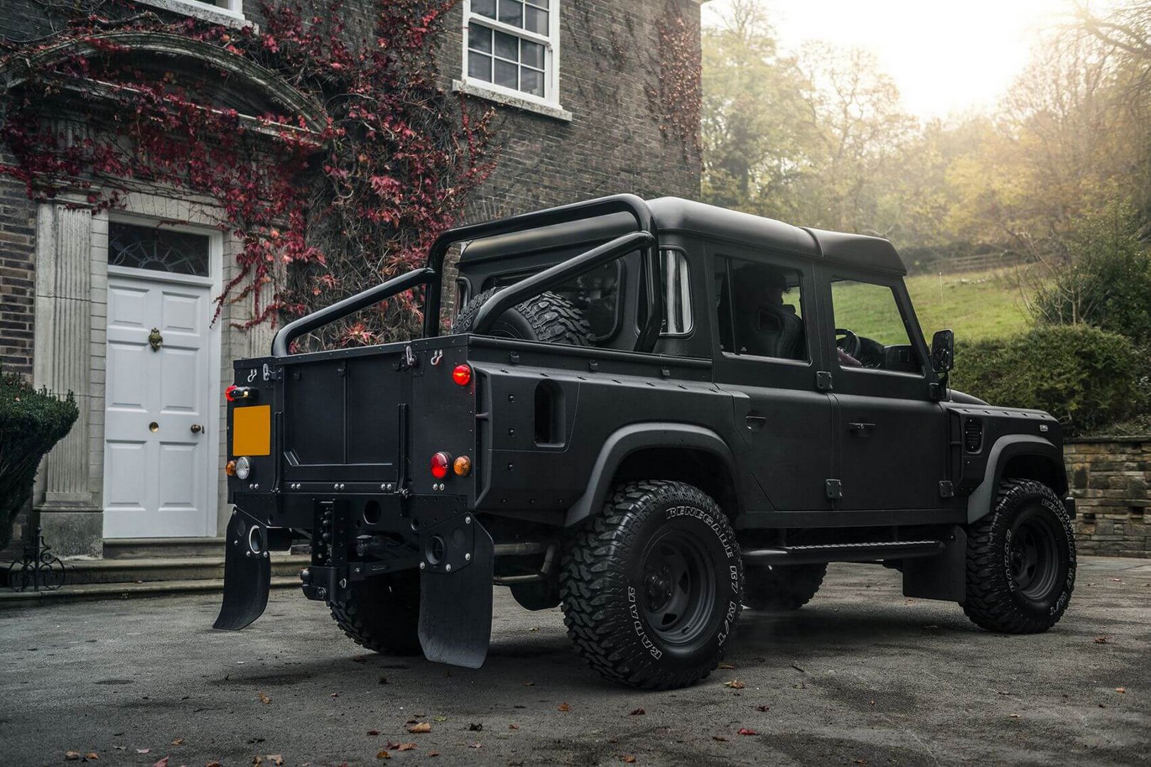 Thiết kế đuôi xe Land Rover Defender Kahn Design Chelsea Truck Company