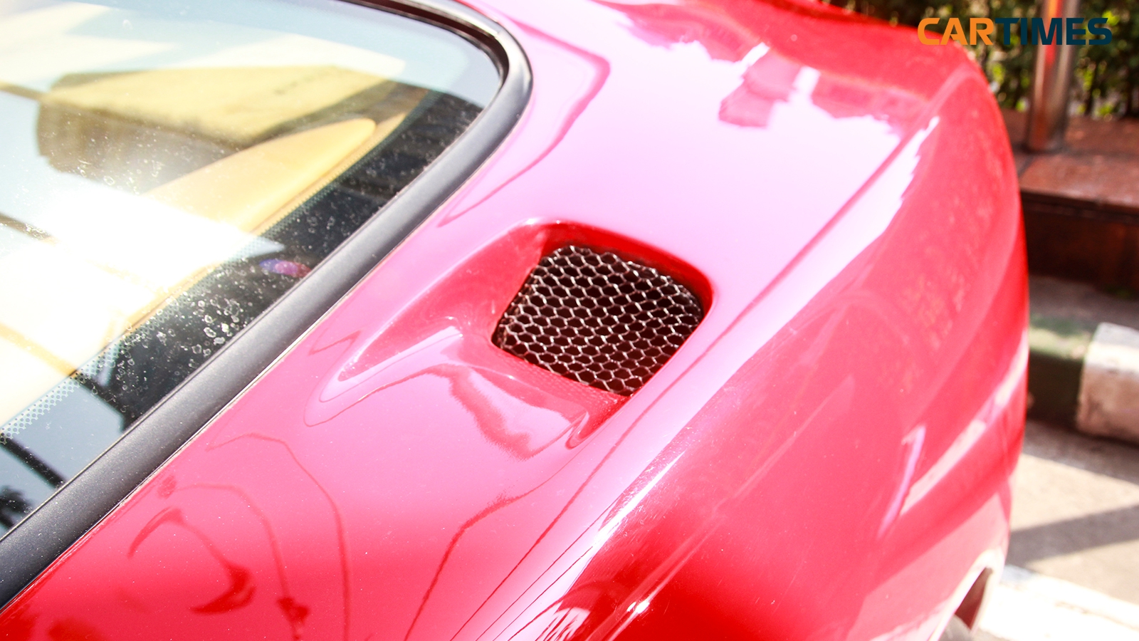 Khe hút gió ở bên hông xe Ferrari 550 Maranello