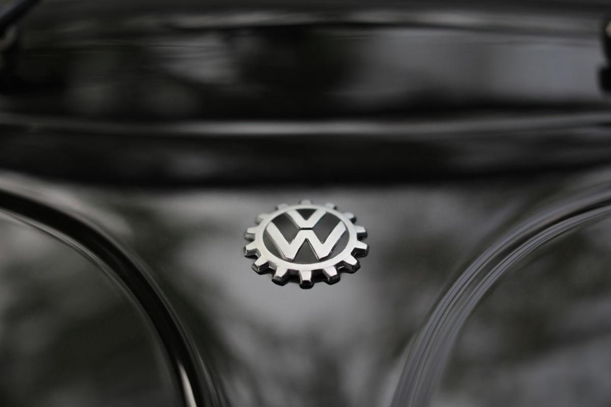 Logo Volkswagen ở phía sau xe