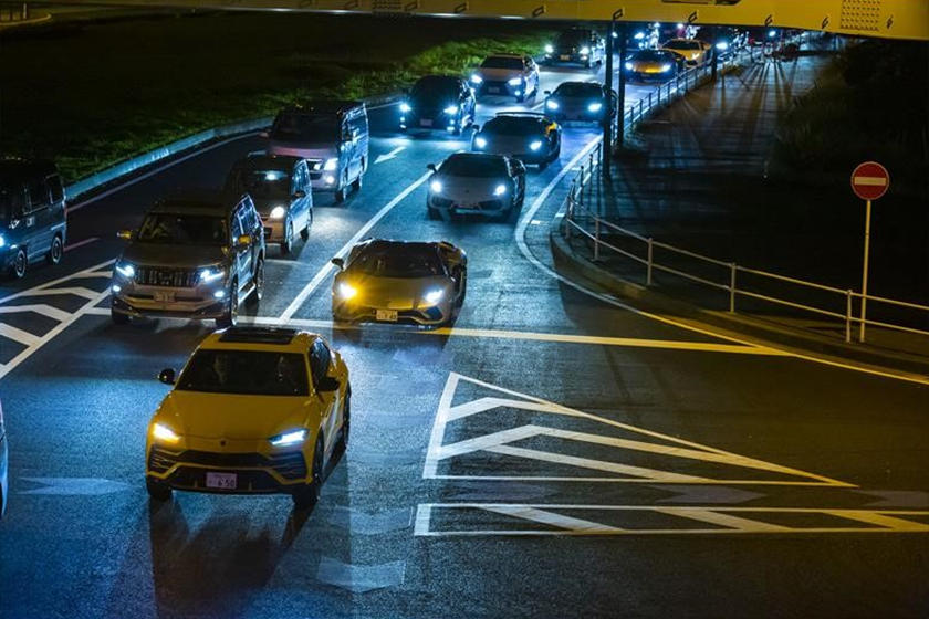 Đoàn xe Lamborghini diễu hành qua trung tâm Yokohama
