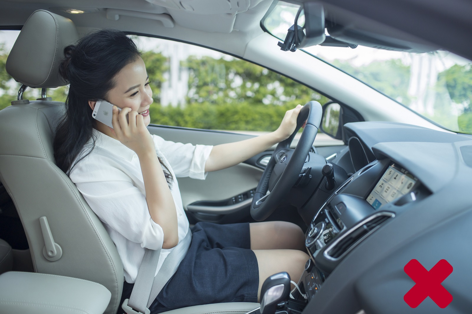 Sử dụng điện thoại trong lúc đang lái xe có thể gây tai họa cho bản thân và những người xung quanh
