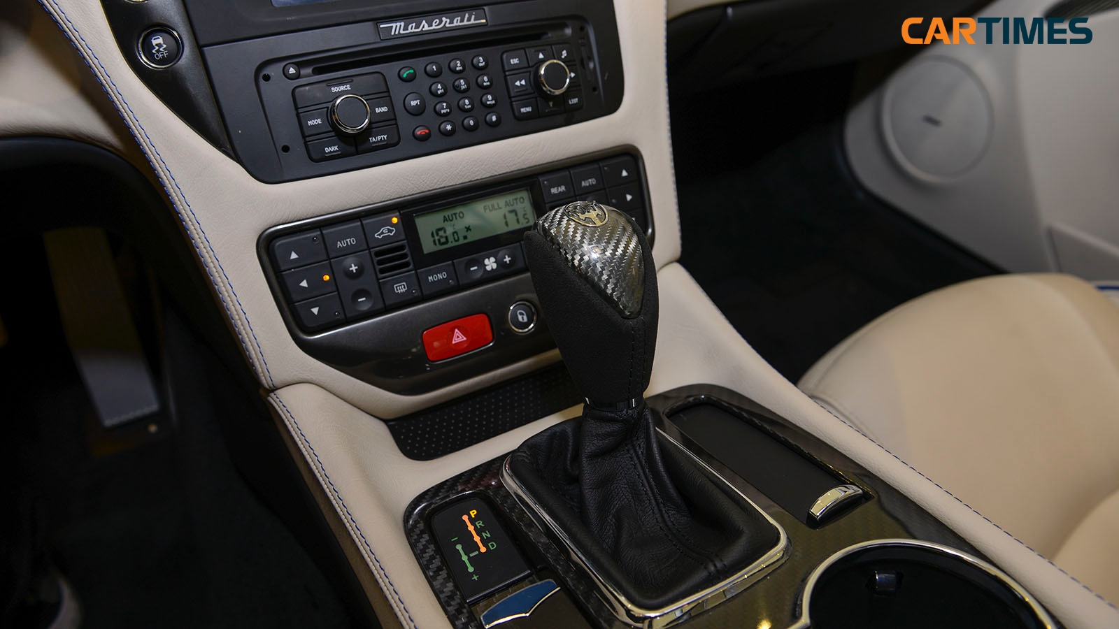 Cần số của xe Maserati GranTurismo Sport được ốp carbon