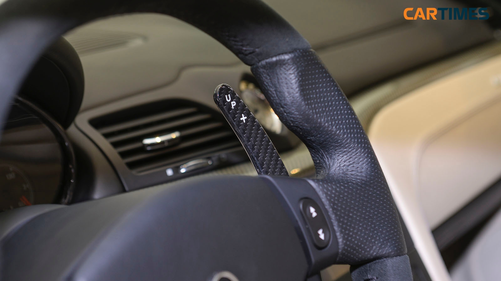 Lẫy chuyển số trên vô lăng cũng làm từ sợi carbon