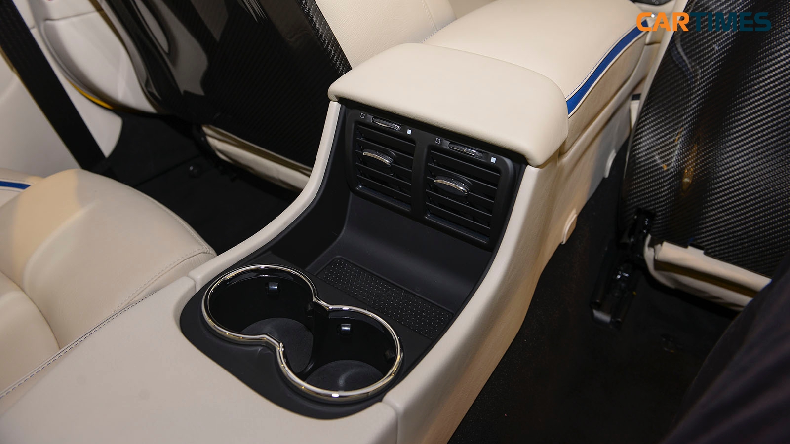 Khay để cốc cho hàng ghế thứ 2 trên xe Maserati GranTurismo Sport