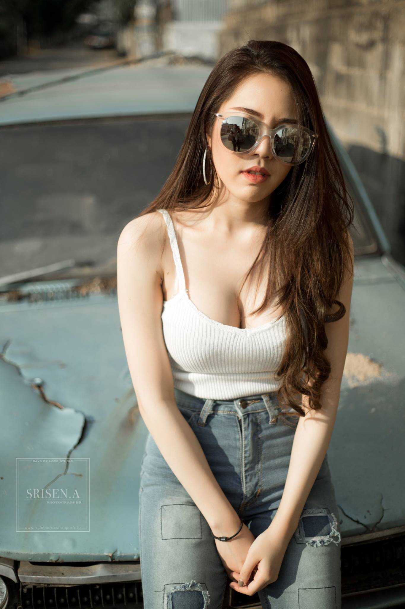 Người đẹp khoe ngực bên ô tô