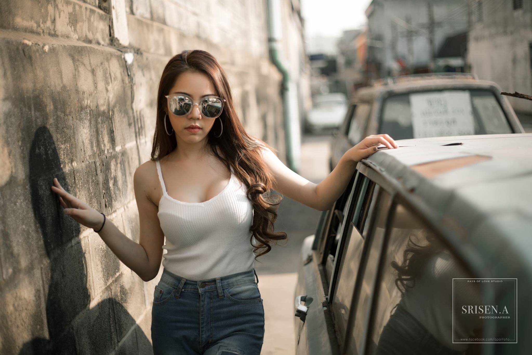 Người đẹp khoe ngực khủng bên xe