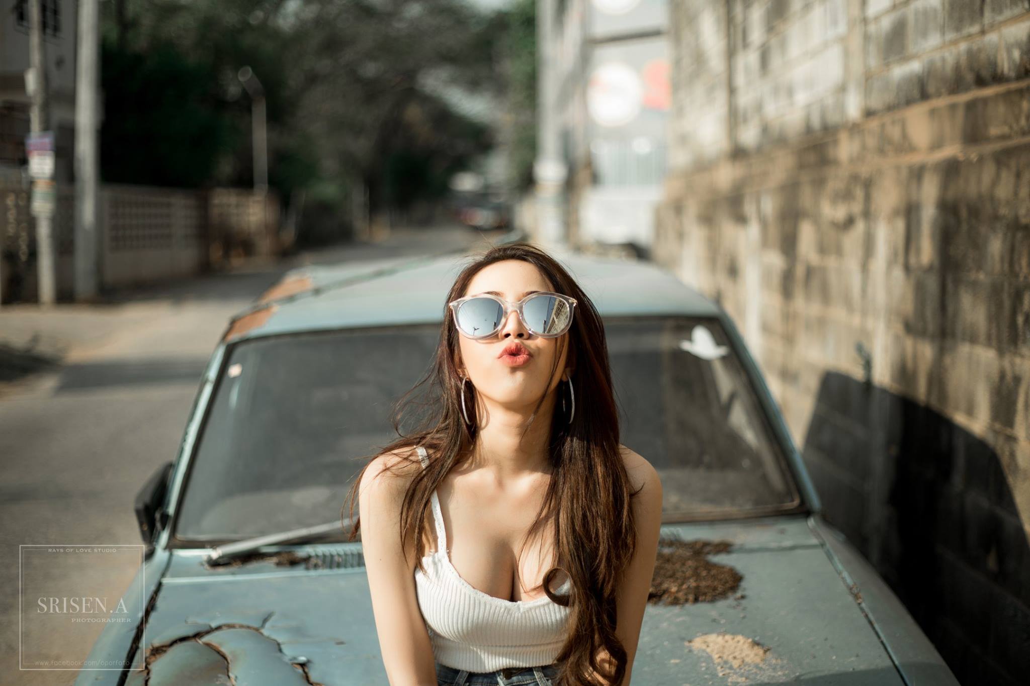 Mẫu sexy bên xe