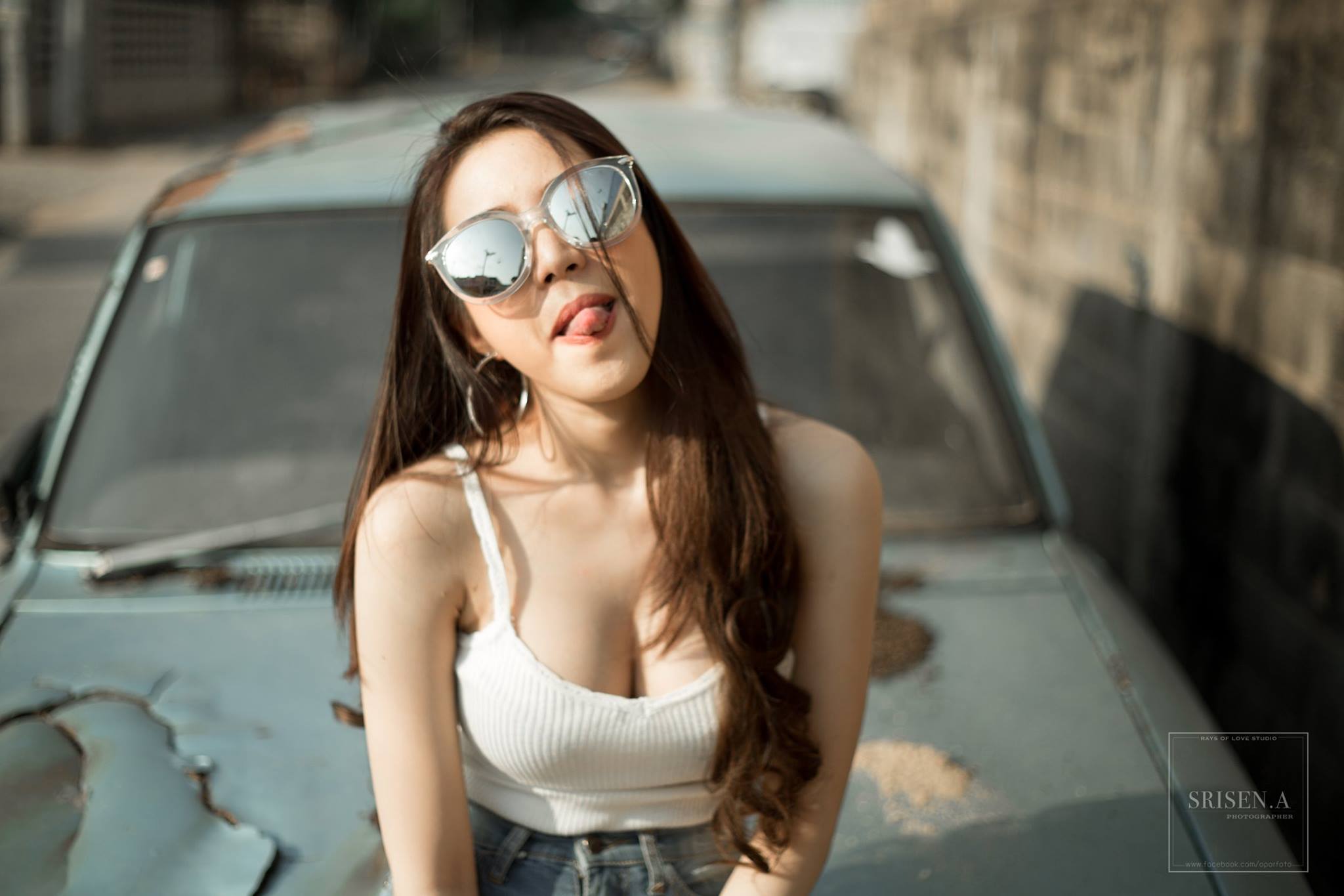 Vẻ đẹp sexy bên xe